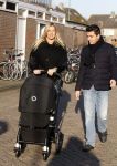 Volendam 26 november 2010
Jan Smit en Lisa buiten aan het wandelen met hun dochter Emma. Vandaag was de eerste keer dat Emma naar buiten ging.
Peter Smulders bv