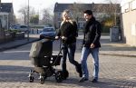 Volendam 26 november 2010
Jan Smit en Lisa buiten aan het wandelen met hun dochter Emma. Vandaag was de eerste keer dat Emma naar buiten ging.
Peter Smulders bv