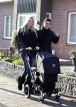 Volendam 26 november 2010
Jan Smit en Lisa buiten aan het wandelen met hun dochter Emma. Vandaag was de eerste keer dat Emma naar buiten ging.
Peter Smulders bv