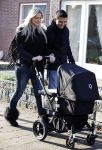 Volendam 26 november 2010
Jan Smit en Lisa buiten aan het wandelen met hun dochter Emma. Vandaag was de eerste keer dat Emma naar buiten ging.
Peter Smulders bv