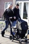 Volendam 26 november 2010
Jan Smit en Lisa buiten aan het wandelen met hun dochter Emma. Vandaag was de eerste keer dat Emma naar buiten ging.
Peter Smulders bv