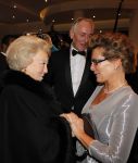 Amsterdam 28 november 2010
Opening nieuwe de la Mar theater en premiere van le cage aux falles. Joop en Janine v d Ende met Koningin Beatrix en Pieter v Vollenhoven
Peter Smulders bv