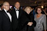 Amsterdam 28 november 2010
Opening nieuwe de la Mar theater en premiere van le cage aux falles. Joop en Janine v d Ende met Koningin Beatrix en Pieter v Vollenhoven
Peter Smulders bv