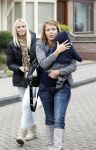 Volendam 18 november 2010
Jan Smit en zijn vriendin Lisa hebben een dochter gekregen die de naam Emma heeft gekregen. Opa Oma en zussen komen op bezoek. Monique Smit en Jenny Smit
Peter Smulders bv
