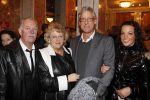 Amsterdam 6 december 2010
Optreden Los Angeles the voices met oa Gordon in carre. John Heuckeroth met zus
Peter Smulders bv