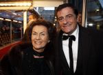 Amsterdam 28 november 2010
Opening Nieuwe de la Mar theater en premiere Le cage aux folles. Johnny Kraaykamp jr met zijn moeder
Peter Smulders bv