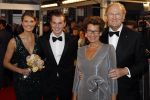 Amsterdam 28 november 2010
Opening Nieuwe de la Mar theater en premiere Le cage aux folles. Joop en Janine v d Ende met hun kinderen Vincent en Iris
Peter Smulders bv