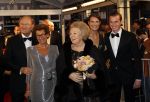 Amsterdam 28 november 2010
Opening Nieuwe de la Mar theater en premiere Le cage aux folles. Joop en Janine v d Ende met hun kinderen Vincent en Iris
Peter Smulders bv