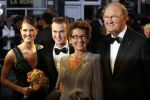 Amsterdam 28 november 2010
Opening Nieuwe de la Mar theater en premiere Le cage aux folles.Joop en Janine v d Ende met kinderen iris en Vincent met Koningin Beatrix
Peter Smulders bv