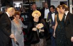 Amsterdam 28 november 2010
Opening Nieuwe de la Mar theater en premiere Le cage aux folles.Joop en Janine v d Ende met kinderen iris en Vincent met Koningin Beatrix
Peter Smulders bv