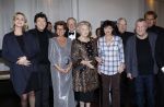 Amsterdam 28 november 2010
Opening nieuwe de la Mar theater en premiere van le cage aux falles. Joop en Janine v d Ende met Koningin Beatrix en Pieter v Vollenhoven. Koningin met Linda v Dijck en Marc Klein Essink
Peter Smulders bv