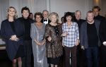 Amsterdam 28 november 2010
Opening nieuwe de la Mar theater en premiere van le cage aux falles. Joop en Janine v d Ende met Koningin Beatrix en Pieter v Vollenhoven. Koningin met Linda v Dijck en Marc Klein Essink
Peter Smulders bv