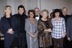 Amsterdam 28 november 2010
Opening nieuwe de la Mar theater en premiere van le cage aux falles. Joop en Janine v d Ende met Koningin Beatrix en Pieter v Vollenhoven. Koningin met Linda v Dijck en Marc Klein Essink
Peter Smulders bv