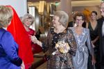 Amsterdam 28 november 2010
Opening nieuwe de la Mar theater en premiere van le cage aux falles. Joop en Janine v d Ende met Koningin Beatrix en Pieter v Vollenhoven. Koningin Beatrix met Merel en Petra Laseur
Peter Smulders bv