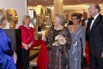 Amsterdam 28 november 2010
Opening nieuwe de la Mar theater en premiere van le cage aux falles. Joop en Janine v d Ende met Koningin Beatrix en Pieter v Vollenhoven. Koningin Beatrix met Merel en Petra Laseur
Peter Smulders bv