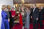 Amsterdam 28 november 2010
Opening nieuwe de la Mar theater en premiere van le cage aux falles. Joop en Janine v d Ende met Koningin Beatrix en Pieter v Vollenhoven. Koningin Beatrix met Merel en Petra Laseur
Peter Smulders bv