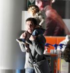 Schiphol 25 november 2010
Amanda Krabbe vertrekt voor 3 maanden naar Australie om daar aktie te gaan voeren tegen walvisvangst. martijn Bickel Achilles en de ouders van Amanda brengen haar weg.
Peter Smulders bv