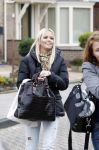Volendam 18 november 2010
Jan Smit en zijn vriendin Lisa hebben een dochter gekregen die de naam Emma heeft gekregen. Opa Oma en zussen komen op bezoek. Monique Smit en Jenny Smit
Peter Smulders bv