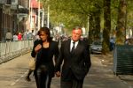 Rotterdam 9 mei 2002
Bloemen en publiek bij afscheid nemen van Pim Fortuyn.
Harry Mens met vriendin Mouna Boukhrouf en moeder van zijn twee dochters