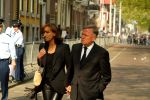 Rotterdam 9 mei 2002
Bloemen en publiek bij afscheid nemen van Pim Fortuyn.
Harry Mens met vriendin Mouna Boukhrouf en moeder van zijn twee dochters
