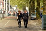 Rotterdam 9 mei 2002
Bloemen en publiek bij afscheid nemen van Pim Fortuyn.
Harry Mens met vriendin Mouna Boukhrouf en moeder van zijn twee dochters
