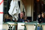 Amsterdam 22 september 2002
Harry Mens met vriendin Mouna Boukhrouf en moeder van zijn twee dochters op het terras