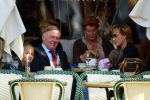 Amsterdam 22 september 2002
Harry Mens met vriendin Mouna Boukhrouf en moeder van zijn twee dochters op het terras