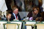 Amsterdam 22 september 2002
Harry Mens met vriendin Mouna Boukhrouf en moeder van zijn twee dochters op het terras