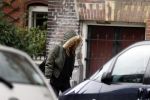 Amsterdam/Amstelveen 8 november 2010
Zangeres Anouk met jas en capuchon op straat.
Peter Smulders bv