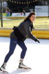 Amsterdam 19 december 2011
Amanda Krabbe aan het trainen voor de marathon op de weisensee op de jaap eden schaatsbaan.
Peter Smulders bv