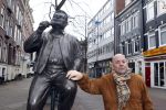 Amsterdam 4 december 2011
Arie Hazes bij het beeld van zijn broer Andre op de albert Cuyp.
Peter Smulders bv