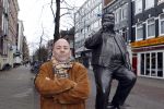 Amsterdam 4 december 2011
Arie Hazes bij het beeld van zijn broer Andre op de albert Cuyp.
Peter Smulders bv