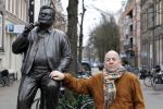 Amsterdam 4 december 2011
Arie Hazes bij het beeld van zijn broer Andre op de albert Cuyp.
Peter Smulders bv