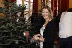 Amsterdam 8 december 2011
Bn ers tuigen kerstboom op voor het goede doel in artis. De aktie is mogelijk gemaakt door Sky radio. Babette v Veen met zus
Peter Smulders bv