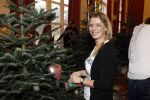 Amsterdam 8 december 2011
Bn ers tuigen kerstboom op voor het goede doel in artis. De aktie is mogelijk gemaakt door Sky radio. Babette v Veen met zus
Peter Smulders bv