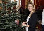 Amsterdam 8 december 2011
Bn ers tuigen kerstboom op voor het goede doel in artis. De aktie is mogelijk gemaakt door Sky radio. Babette v Veen met zus
Peter Smulders bv