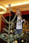 Amsterdam 8 december 2011
Bn ers tuigen kerstboom op voor het goede doel in artis. De aktie is mogelijk gemaakt door Sky radio. Babette v Veen met zus
Peter Smulders bv