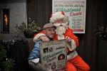 BAARN - In Restaurant Vuur is de perspresentatie gehouden van de nieuwe kerst cd genaamd Christmas Duets.  Met op de foto Ben Saunders en de Kerstman. FOTO PETER SMULDERS BV