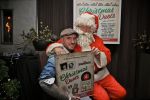 BAARN - In Restaurant Vuur is de perspresentatie gehouden van de nieuwe kerst cd genaamd Christmas Duets.  Met op de foto Ben Saunders en de Kerstman. FOTO PETER SMULDERS BV