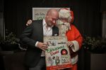 BAARN - In Restaurant Vuur is de perspresentatie gehouden van de nieuwe kerst cd genaamd Christmas Duets.  Met op de foto Dean Saunders en Kerstman. FOTO PETER SMULDERS BV