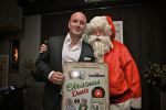 BAARN - In Restaurant Vuur is de perspresentatie gehouden van de nieuwe kerst cd genaamd Christmas Duets.  Met op de foto Dean Saunders en Kerstman. FOTO PETER SMULDERS BV