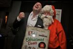 BAARN - In Restaurant Vuur is de perspresentatie gehouden van de nieuwe kerst cd genaamd Christmas Duets.  Met op de foto Dean Saunders en Kerstman. FOTO PETER SMULDERS BV