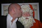 BAARN - In Restaurant Vuur is de perspresentatie gehouden van de nieuwe kerst cd genaamd Christmas Duets.  Met op de foto Dean Saunders en Kerstman. FOTO PETER SMULDERS BV