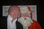 BAARN - In Restaurant Vuur is de perspresentatie gehouden van de nieuwe kerst cd genaamd Christmas Duets.  Met op de foto Dean Saunders en Kerstman. FOTO PETER SMULDERS BV