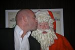 BAARN - In Restaurant Vuur is de perspresentatie gehouden van de nieuwe kerst cd genaamd Christmas Duets.  Met op de foto Dean Saunders en Kerstman. FOTO PETER SMULDERS BV