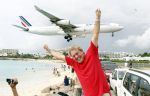 Sint Maarten 9 november 2011
Dennis v Tellingen bij vliegveld Sint Maarten met laag overkomende vliegtuigen.
Peter Smulders bv