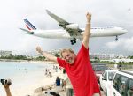 Sint Maarten 9 november 2011
Dennis v Tellingen bij vliegveld Sint Maarten met laag overkomende vliegtuigen.
Peter Smulders bv