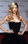 Amsterdam 21 november 2011
Premiere Nova Zembla in het RAI theater. De film is geregisseerd door Reinout Oerlemans en Robert de Hoog en Doutzen Kroes spelen de hoofdrollen.
Prinses Maxima en prins Wilem Alexander zijn de eregasten.Doutzen met man Sunnery James
Peter Smulders bv