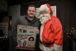 BAARN - In Restaurant Vuur is de perspresentatie gehouden van de nieuwe kerst cd genaamd Christmas Duets.  Met op de foto Frans Duijts en de Kerstman. FOTO PETER SMULDERS BV
