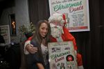 BAARN - In Restaurant Vuur is de perspresentatie gehouden van de nieuwe kerst cd genaamd Christmas Duets.  Met op de foto zangeres Glennis Grace en de Kerstman. FOTO PETER SMULDERS BV